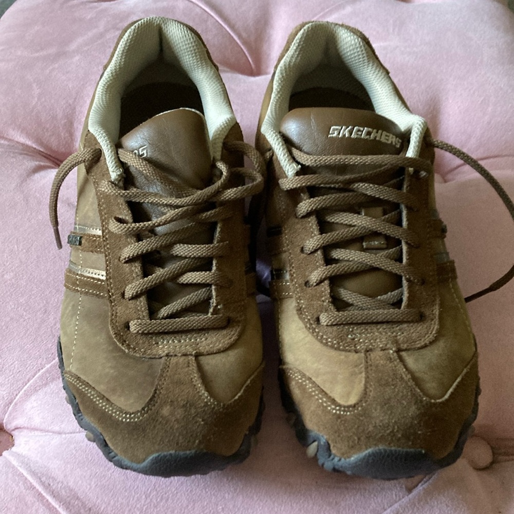 Skechers 8.5 brown suede shoes